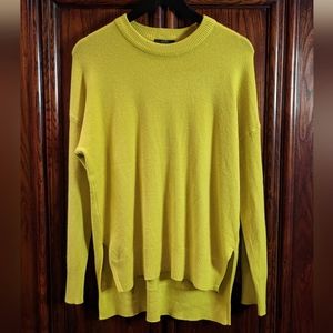 T Tahari NWT $88 Retail ✨HP✨ Citron Sweater Size L & XL